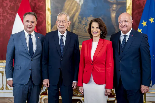  Im Bild: Vizekanzler Andreas Babler, Bundespräsident Alexander Van der Bellen, Landeshauptfrau Karoline Edtstadler und Bundeskanzler Christian Stocker. | Foto: BKA / Florian Schroetter