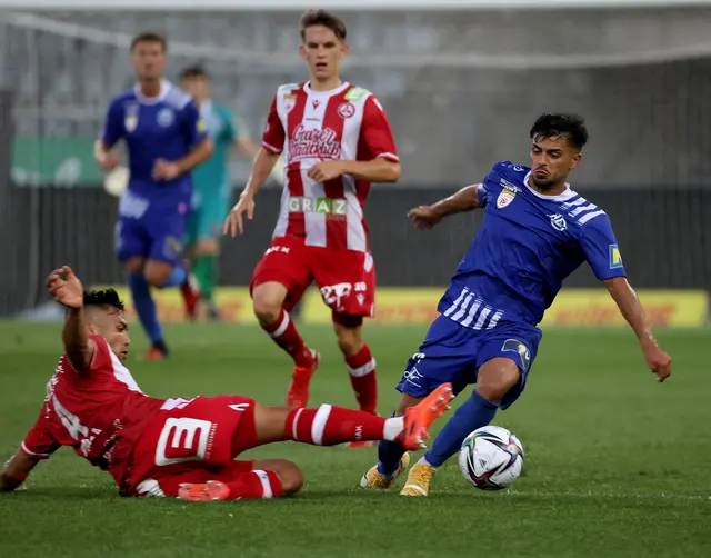 Stephan Palla grätscht gegen Horns Burak Yilmaz, 2021 | Foto: GEPA