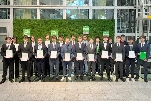 Erste Reihe v. l.: Elias Schinkinger, Maximilian Steinkellner, Stanislav Svitlynets, Serafin Swoboda, Lorenz Wolfart, Willi Wesemeier, Johannes Reiter, Paul Hölzl, Alexander Sachsenhofer, Leon Arefnia, Jakob Arbacher

Zweite Reihe v. l.: Juliana Demarlé, Alexander Fuchs, Marcel Blöchl, Laurenz Gaisböck, Tobias Praher, Oliver Neumüller, Ferdinand Dobetsberger, Lukas Ratzesberger, Daniel Nimmervoll | Foto: TFS Haslach