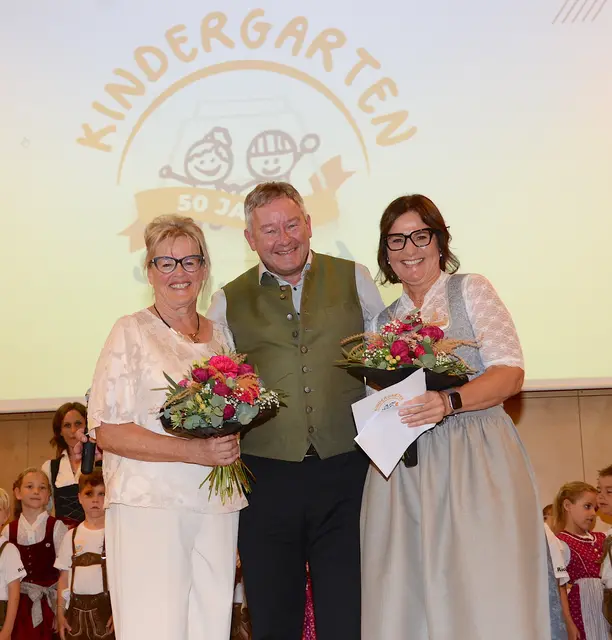 In den 50 Jahren des Bestehens gab es nur zwei Leiterinnen des Kindergartens. Bürgermeister Peter Payr bedankte sich bei Helga Payr (links) und Martina Strasser. | Foto: Nageler