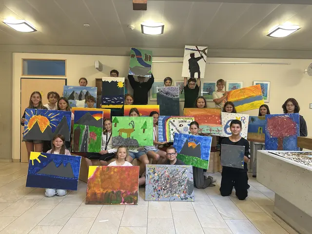 Stolz präsentieren die Schülerinnen und Schüler der digiMS 2 Bad Goisern ihre Kunstwerke. | Foto: digiMS 2 Bad Goisern