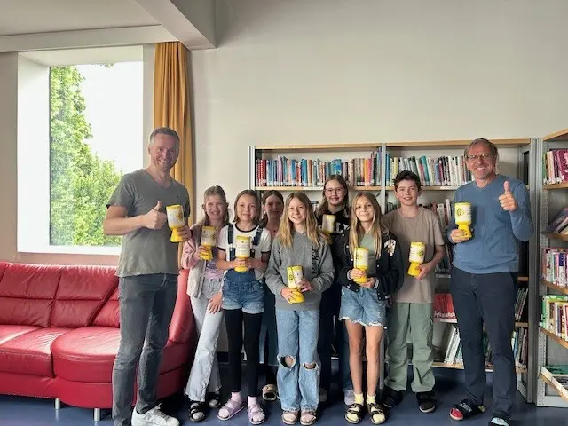 Die Schüler sind stolz auf die erreichte Summe. | Foto: Franziskusschule