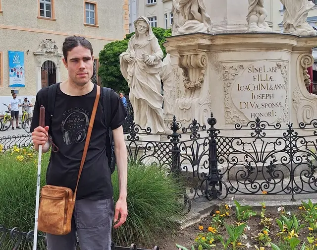 Wie erleben sehbeeinträchtigte Menschen die Stadt? Welche Orte sind barrierefrei, welche sind es nicht? Der stark sehbehinderte Journalist Dominic Schmid liefert Antworten. | Foto: Elisabeth Posch