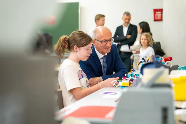 „Mathematik, Informatik, Naturwissenschaft und Technik sind die Fächer der Zukunft. Tirol wird deshalb das erste MINT-Bundesland", betont LH Anton Mattle. | Foto: Land Tirol/Järvinen