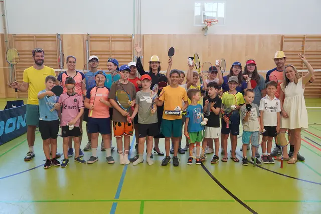 Bürgermeisterin Birgit Petross (Mitte) zu Besuch bei der ersten Vösendorfer Ferien Fun Woche in der Sporthalle der VS Vösendorf. | Foto: Marktgemeinde Vösendorf