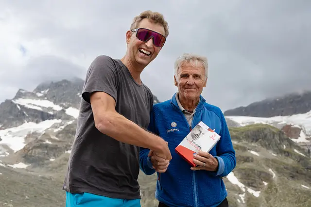 Otto Leodolter und Peter Habeler bei der Geschenkübergabe. | Foto: Gregor Hartl