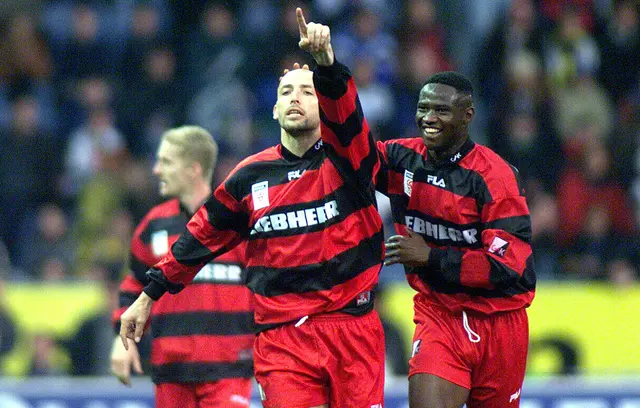 Igor Pamic beim Feiern mit Eric Akoto, 1999 | Foto: GEPA