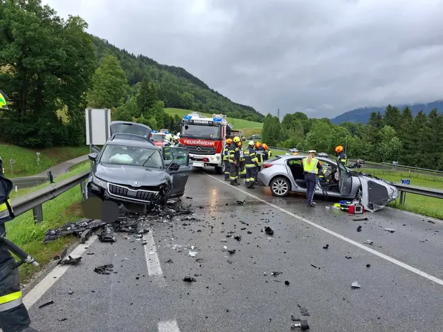 Am Dienstag kurz vor Mittag kam es auf der B320 zu einem schweren Verkehrsunfall mit sieben teils schwer verletzten Personen. | Foto: Freiwillige Feuerwehr Pruggern