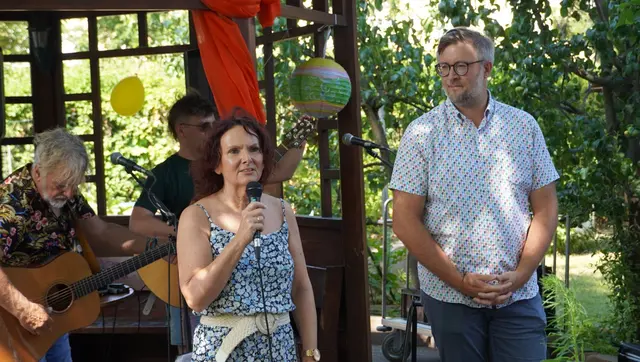 Pflegedirektorin Eva Grabbe und kaufmännischer Direktor Johannes Salaban-Hofer wünschten ein schönes Fest. | Foto: Maria Hoffman