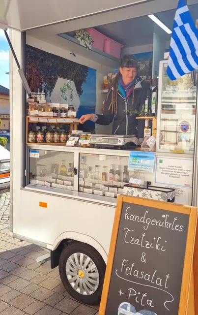 Griechische Produkte finden die Besucher auch. | Foto: Ingrid Burtscher