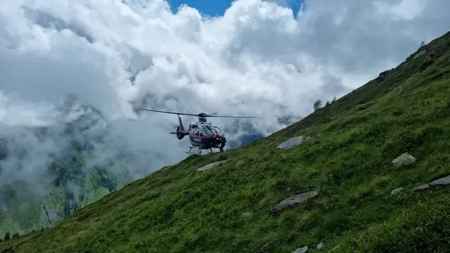 Tödlicher Unfall im Stubaital: Aufgrund von starkem Regen und Nebel mussten die beiden Verstorbenen zunächst terrestrisch durch die Bergrettung Neustift im Stubaital geborgen werden. Anschließend erfolgte der Abtransport mittels Tau durch den Polizeihubschrauber Libelle ins Tal.  | Foto: Bergrettung Neustift