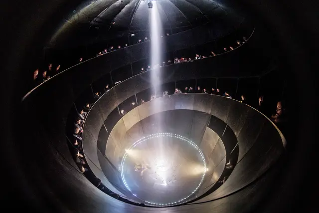 Der metaphysische Zirkus entfaltet sich in einer einzigartigen Atmosphäre, die mit Feuer, Rauch, Lichteffekten und vollständiger Dunkelheit arbeitet, um die ZuschauerInnen in eine einzigartige Welt zu entführen. | Foto: OLALA