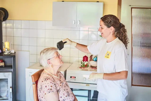 In verschiedenen Bereichen, wie Hauskrankenpflege, Heimhilfe oder mobiler Therapie, bieten qualifizierte Fachkräfte Unterstützung.  | Foto: Hilfswerk Niederösterreich 