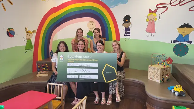 Vorne von links: Sabrina Furthner, Beate Fuchs, Verena Bauer und Kathrin Helm (VS Eggerding). Hinten von links: Theresa Humer (Ronald McDonald Haus) und Christa Jell (VS Eggerding) | Foto: Ronald McDonald Haus