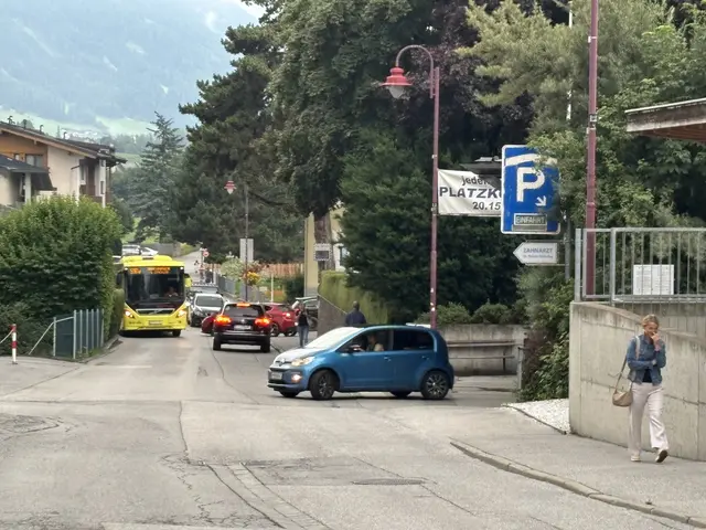 Obwohl sich in Fulpmes unmittelbar vor der Schule eine Tiefgarage befindet, parkten viele auf der Straße. Das wird jetzt unterbunden. | Foto: Kainz