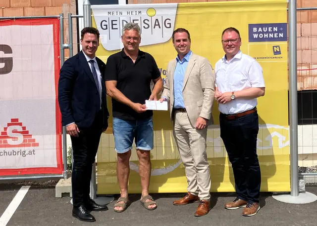 Bernhard Heinreichsberger (Abgeordneter zum NÖ Landtag), Heinz Glinz (Polier ARGE Kirchberg VII/A+B), Peter Forthuber (Vorstand Gedesag), Franz Aigner (Bürgermeister Kirchberg am Wagram) | Foto: GEDESAG