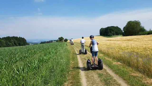 Über Feldwege und durch Wälder: Die Mühlviertler Landschaft kann mit geländefähigen Segways erkundet werden.  | Foto: Crosstours.at