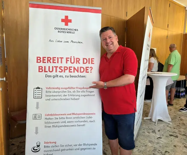 VBgm. Mag. Markus Riedmayer bei der Blutspendeaktion Baden. | Foto: Rotes Kreuz Bezirksstelle Baden