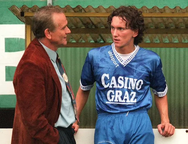 GAK-Trainer Ljubo Petrovic weist Michael Anicic an, 1996. | Foto: GEPA