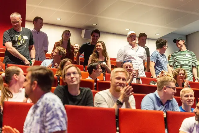 Bis in die frühen Morgenstunden wurde gefeiert, gelacht und erinnert – 30 Jahre IT-Ausbildung, die Salzburgs digitale Zukunft mitgestaltet haben und weiterhin prägen werden. | Foto: FH Salzburg/wildbild