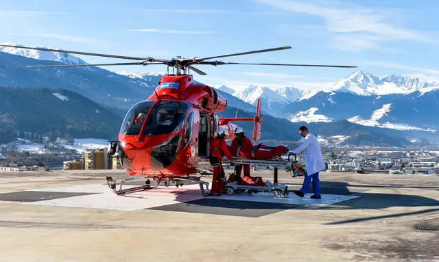 Nach einem Traktorabsturz und mehrfachen Überschlag musste der Lenker in das Krankenhaus Innsbruck geflogen werden. | Foto: Zeitungsfoto.at / Symbolbild