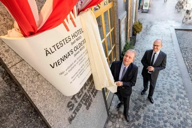 Das Hotel Stefanie wurde als Sehenswürdigkeit ausgezeichnet. Darauf verweist eine Wandtafel in der Taborstraße 12 – enthüllt von Eigentümer Martin Schick und Wien Tourismus-Direktor Norbert Kettner (v.l.). | Foto: WienTourismus/ Rainer Fehringer