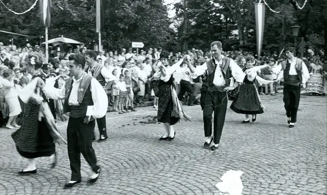 Volkstänze gehören bis heute zum Villacher Kirchtag dazu. Jeder Verein zeigt dabei ein Stück Tradition und Brauchtum. | Foto: Archiv Villacher Kirchtag