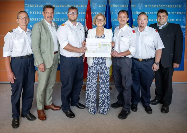 FT Kurt Eichhorn (Kommandant-Stellvertreter FF Zell), Bürgermeister Werner Krammer, BR Michael Höritzauer (Kommandant FF Waidhofen/Stadt), Landeshauptfrau Johanna Mikl-Leitner, OBI Ulrich Kromoser (Kommandant FF Zell), OBI Gregor Schmidt (zweiter Kommandant-Stellvertreter FF Waidhofen/Stadt) und Vizebürgermeister Mario Wührer. | Foto: NLK Khittl