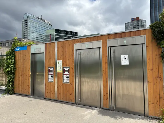 Die neuen Toilettenanlagen am Pier 22 und beim Copa Beach haben beispielsweise kein Personal, Kabinennutzer müssen aber trotzdem zahlen, Pissoir-Nutzer nicht.  | Foto: Luise Schmid/MeinBezirk
