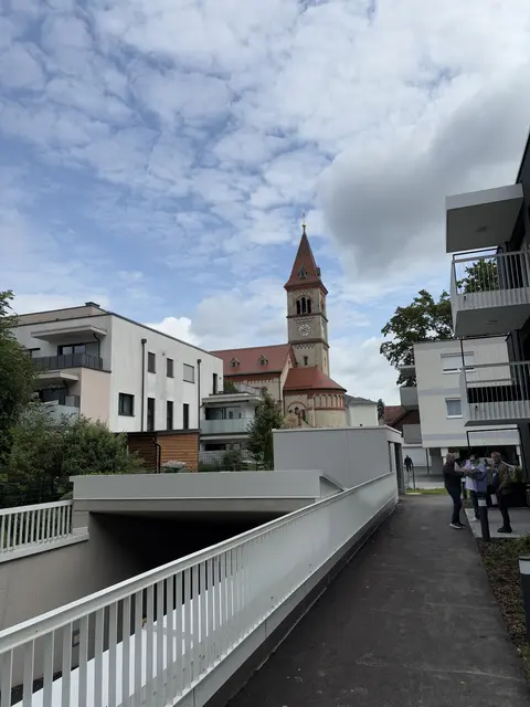 Die neue Wohnanlage liegt zentral im Stadtteil Itzling. Nahversorger, Ärzt:Innen, Apotheken und öffentliche Verkehrsmittel befinden sich in unmittelbarer Nähe. In der Nähe befindet sich auch die Pfarrkirche Salzburg-Itzling. | Foto: Schrofner