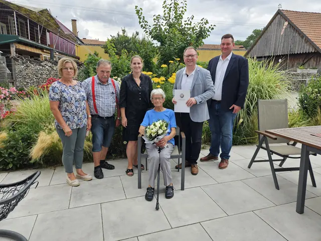 Bachmayer Ingrid (Seniorenbund), Mantler Johann (Obmann Seniorenbund), Vizebürgermeisterin Kaserbacher-Würz Carina, Bürgermeister Aigner Franz, OV GR Ortner Christoph. Sitzend: Jubilarin Schachhuber Maria. | Foto: Marktgemeinde Kirchberg am Wagram