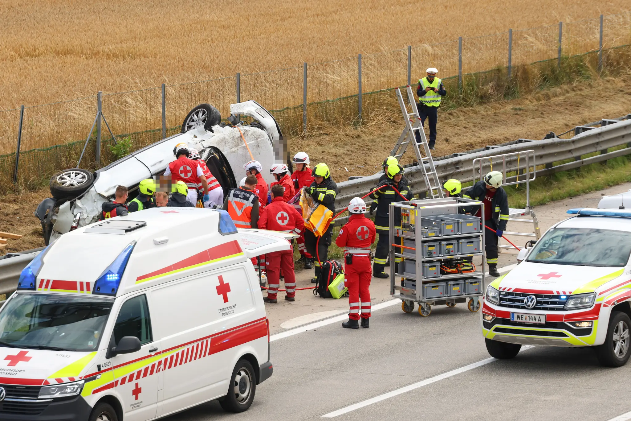 Großeinsatz bei Allhaming: Schwerer Crash auf A1 – Lenkerin aus Autowrack ...