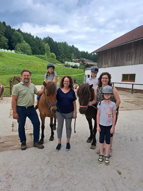 Dominik Möslinger vom Pferdehof (l.), Pia Kastner (Mitte), Familienbundobfrau Elisabeth Gneißl (2.v.r.) mit Teilnehmerinnen.  | Foto: Familienbund