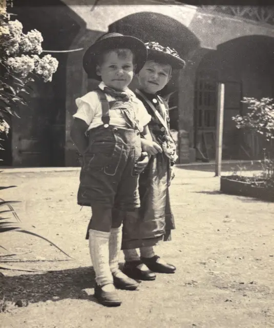 Die Tracht ist eng mit dem Villacher Kirchtag verbunden und in dieser Woche hat jeder/jede die Möglichkeit, die schönsten Dirndln und Lederhosen aus dem Schrank zu holen. Auch bei den Kleinsten stand die Tracht schon früher hoch im Kurs. | Foto: Archiv Villacher Kirchtag