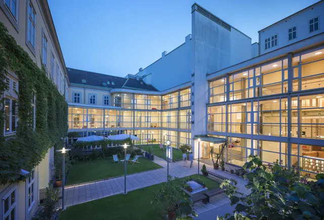 Das Möbelmuseum verwandelt sich im Sommer in ein Freiluft-Kino. | Foto: Schloß Schönbrunn Kulutr- und Betriebsges.m.b.H., Severin Wurnig