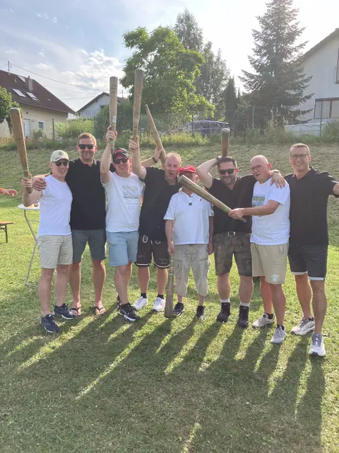 Am Sportplatz fand Anfang Juli das bereits elfte Hargelsberger Knittelwerfen statt – heuer bei besonders sonnigem und heißem Wetter. | Foto: Austrian Men's Club