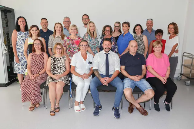 Bei der Doppelehrung der Jahre 2024 und 2025 des Krankenhauses Kittsee bedankte sich AK-Vizepräsidentin Bianca Graf im Namen der Arbeiterkammer bei den Jubilarinnen und Jubilaren der Klinik. | Foto: AK Burgenland