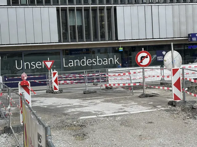 Durchfahrt auf der südlichen Seite des Bozner Platzes, rechts abbiegen in die Wilhelm-Greil-Straße ist verboten.