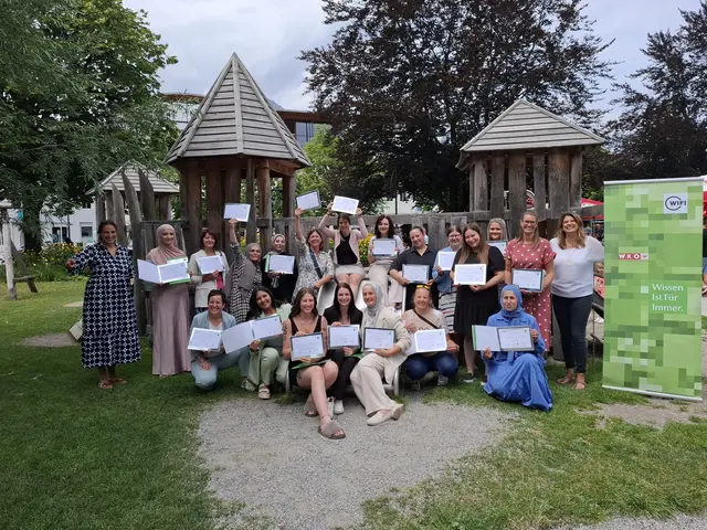 Zwanzig Damen freuen sich mit den Prüferinnen Julia Raich (links) und Andrea Czerny (rechts) über den erfolgreichen Abschluss ihrer Ausbildung.  | Foto: Winkler/WK