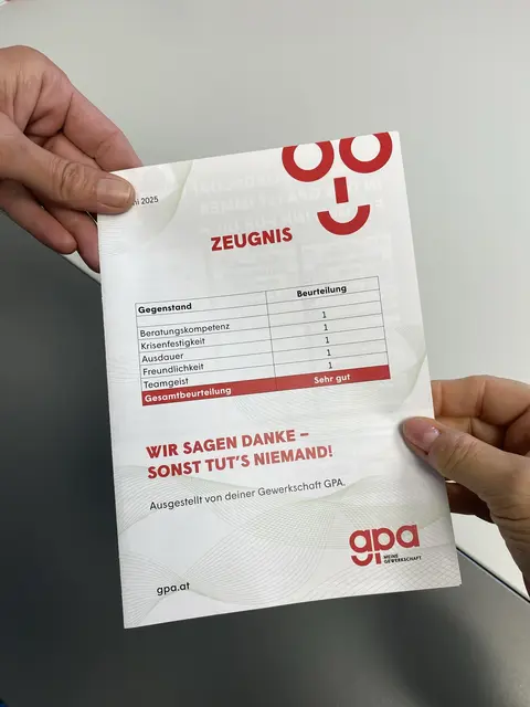 Auf dem symbolischen Zeugnis steht in großen Buchstaben: „Wir sagen Danke – sonst tut’s niemand“. | Foto: GPA