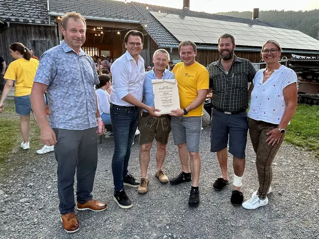 Ehrenkommandant der FF Rust Anton Aichinger, Bürgermeister Bernhard Heinl (Michelhausen), Vizebürgermeister Eduard Sanda (Michelhausen), Feuerwehr-Kommandant Martin Metzler (Bezau), Christoph Albrecht (Bezau), Gemeinderätin Sylvia Aichinger (Rust) | Foto: Marktgemeinde Michelhausen