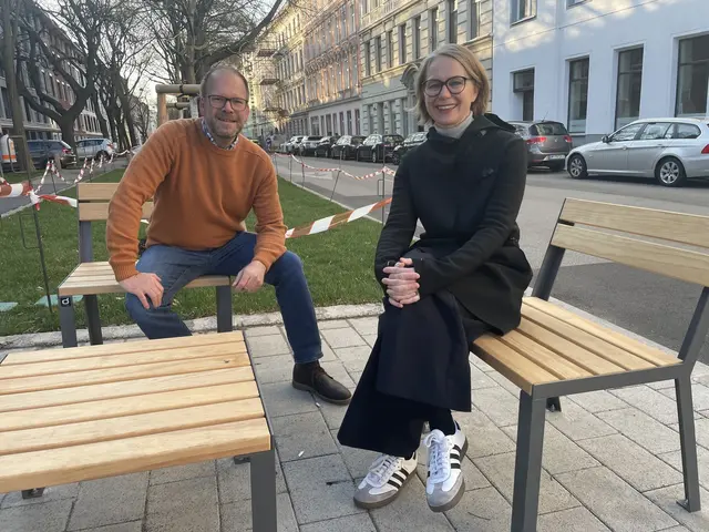 Bezirksvorsteherin Michaela Schüchner aus dem 14. Bezirk freut sich über die gemeinsame Umsetzung mit Bezirksvorsteher Dietmar Baurecht (15. Bezirk).  | Foto: BV14/BV15