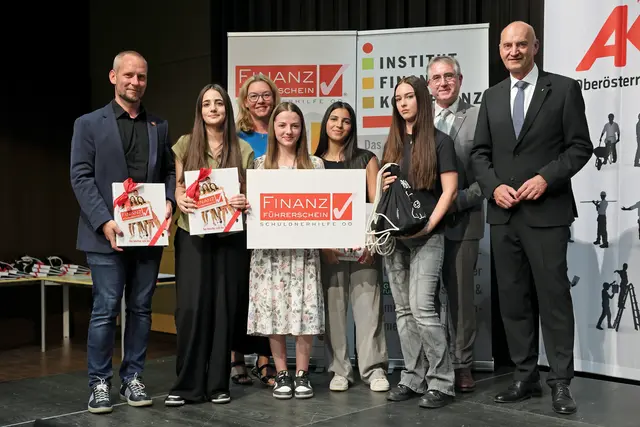 Manfred Schörghuber, Schulqualitätsmanager Bildungsdirektion OÖ, Ulrike Weiß, Leiterin Abteilung Konsumentenschutz der Arbeiterkammer OÖ, Manfred Schörghuber, Schulqualitätsmanager Bildungsdirektion OÖ und Landesrat Christian Dörfel (v. l.) mit Schülerinnen aus der Polytechnischen Schule Enns. | Foto: Land OÖ/Stinglmayr