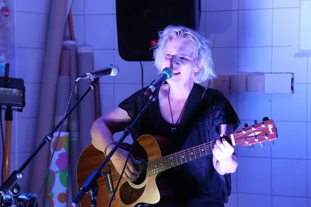 Auch in Künstlerateliers bereichert sie Ausstellungen mit ihrer Musik.