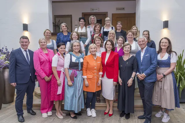 Die Bürgermeisterinnen aus Salzburg mit Landeshauptfrau Karoline Edtstadler und der Bürgermeisterinnen-Schirmherrin Doris Schmidauer. Auch Manfred Huber (links) und Helmut Mödlhammer (rechts) durften auf das Bild. | Foto: Land Salzburg/Neumayr/Leopold