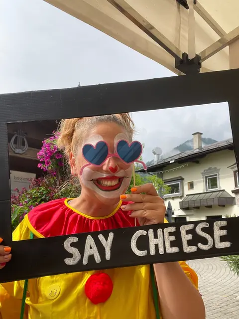 Bogi Clown begeisterte die Jüngsten mit Luftballontieren.  | Foto: Kaufmannschaft Kirchberg-Reith