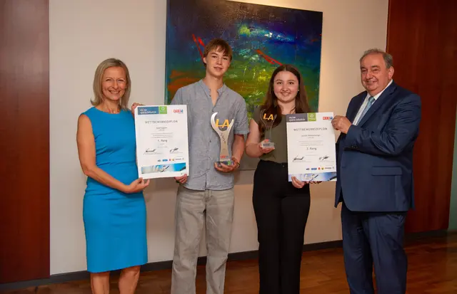 Linz AG-Generaldirektor Erich Haider und Ausbildungsleiterin Karin Kuks freuen sich mit den ausgezeichneten Lehrlingen Emil Stamm und Jasmin Miesenberger. | Foto: LINZ AG/Kerschbaummayr