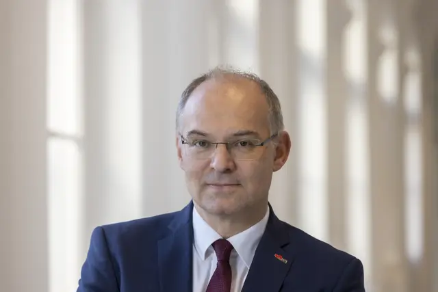 Mit dem neuen Erweiterungsstudium reagiere man auf die zunehmende Bedeutung künstlicher Intelligenz in immer mehr wirtschaftlichen und wissenschaftlichen Themenfeldern, erklärt Stefan Vorbach, Vizerektor für Lehre der TU Graz. | Foto: Lunghammer - TU Graz