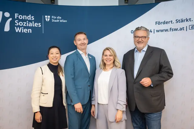 v.l.n.r.: Jing Hu (Gesundheitssprecherin Neos Wien), Michael Rosenberg (FSW-Geschäftsführer), Susanne Winkler (FSW-Geschäftsführerin), Sozialstadtrat Peter Hacker (SPÖ). | Foto: David Bohmann/Stadt Wien