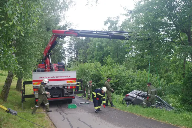 Die Feuerwehr Jennersdorf führte mittels Kran die Bergung des Unfallautos durch. | Foto: Feuerwehr Jennersdorf/Kevin Kirschner